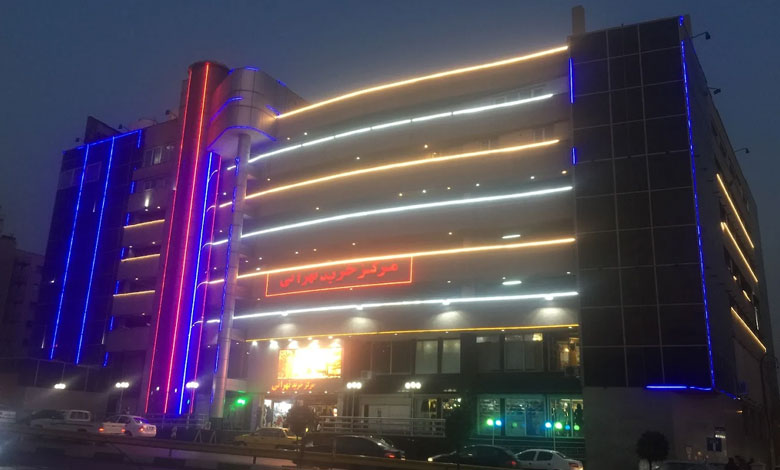 مرکز خرید تهرانی در شب